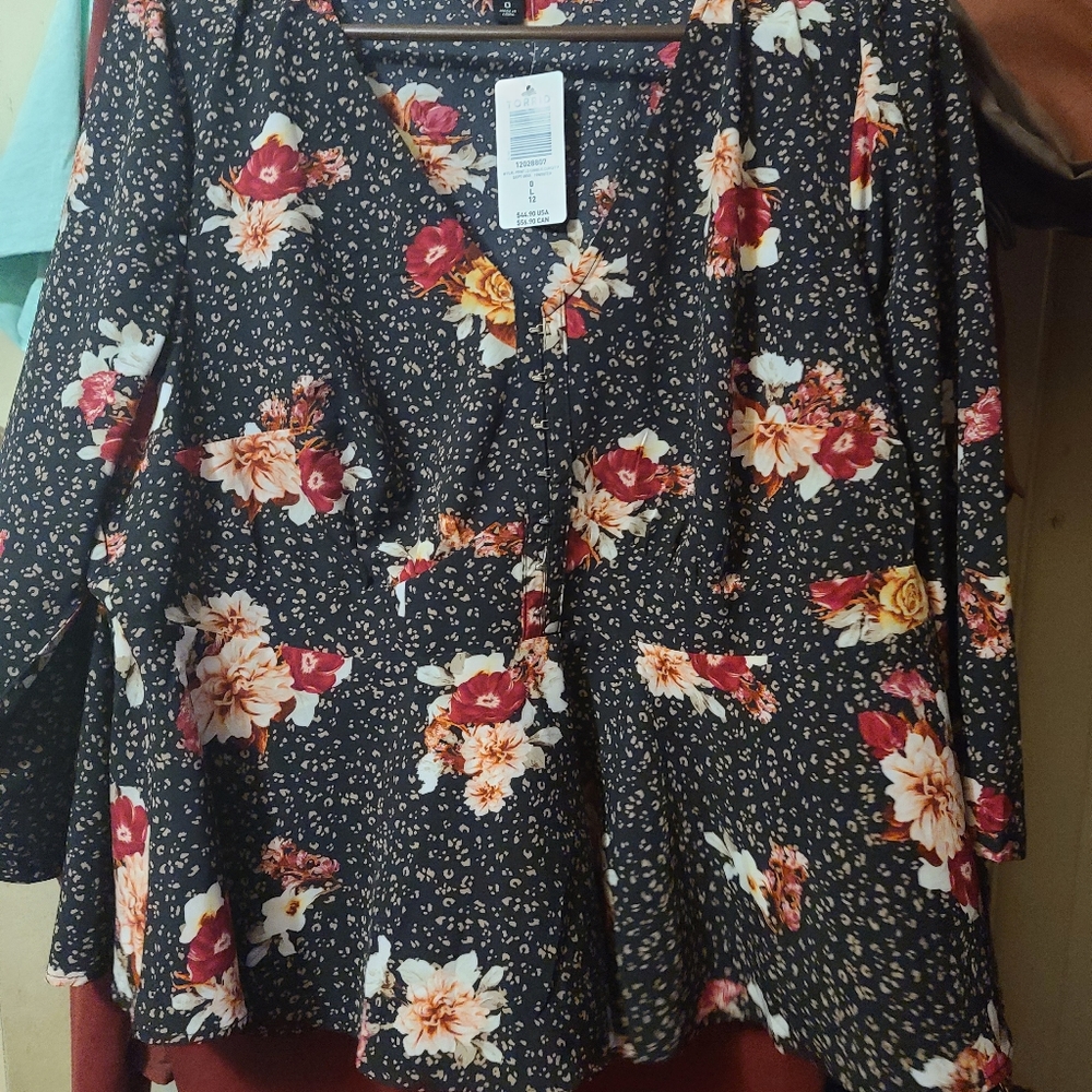 Torrid 3/4 sleeve peplum top